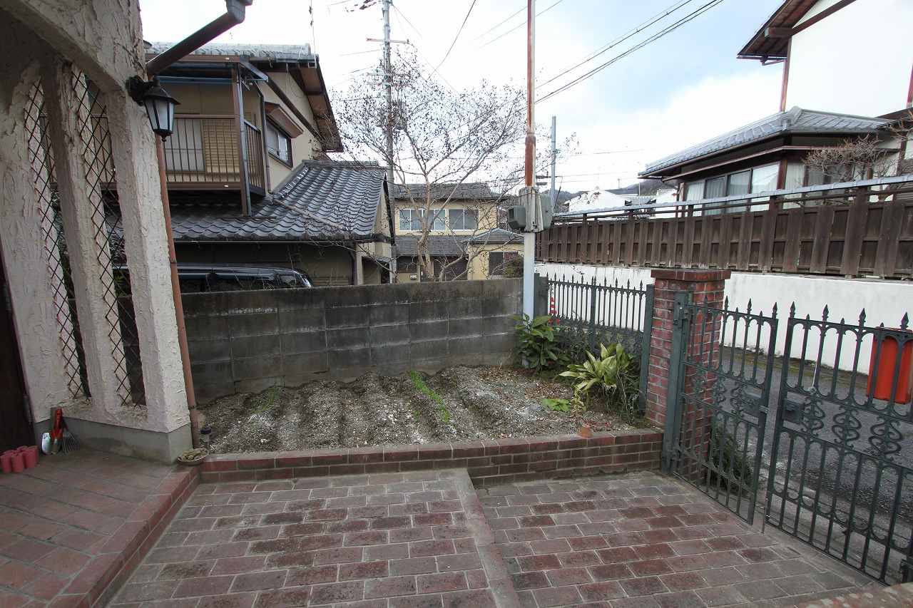 ラフな塗壁と桜並木のある家　京都市左京区　貸家　