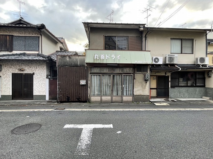 土居の上に建つ家　北区紫野南花ノ坊町　