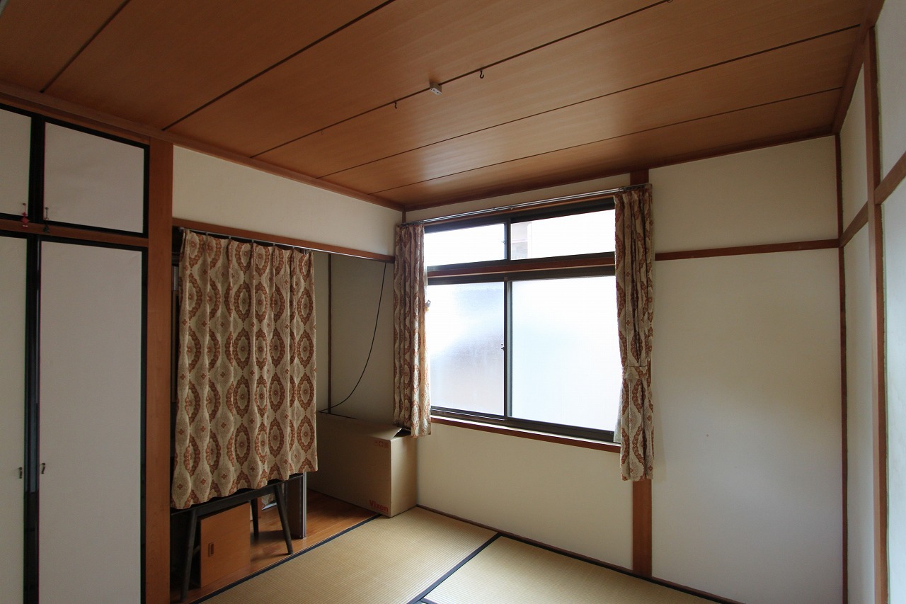 ラフな塗壁と桜並木のある家　京都市左京区　貸家　